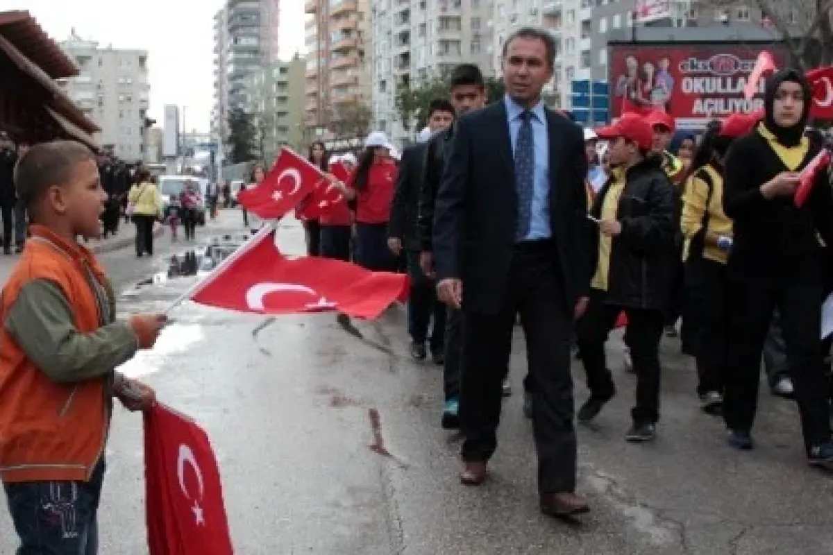 Yaşıtları bayram yaparken o...