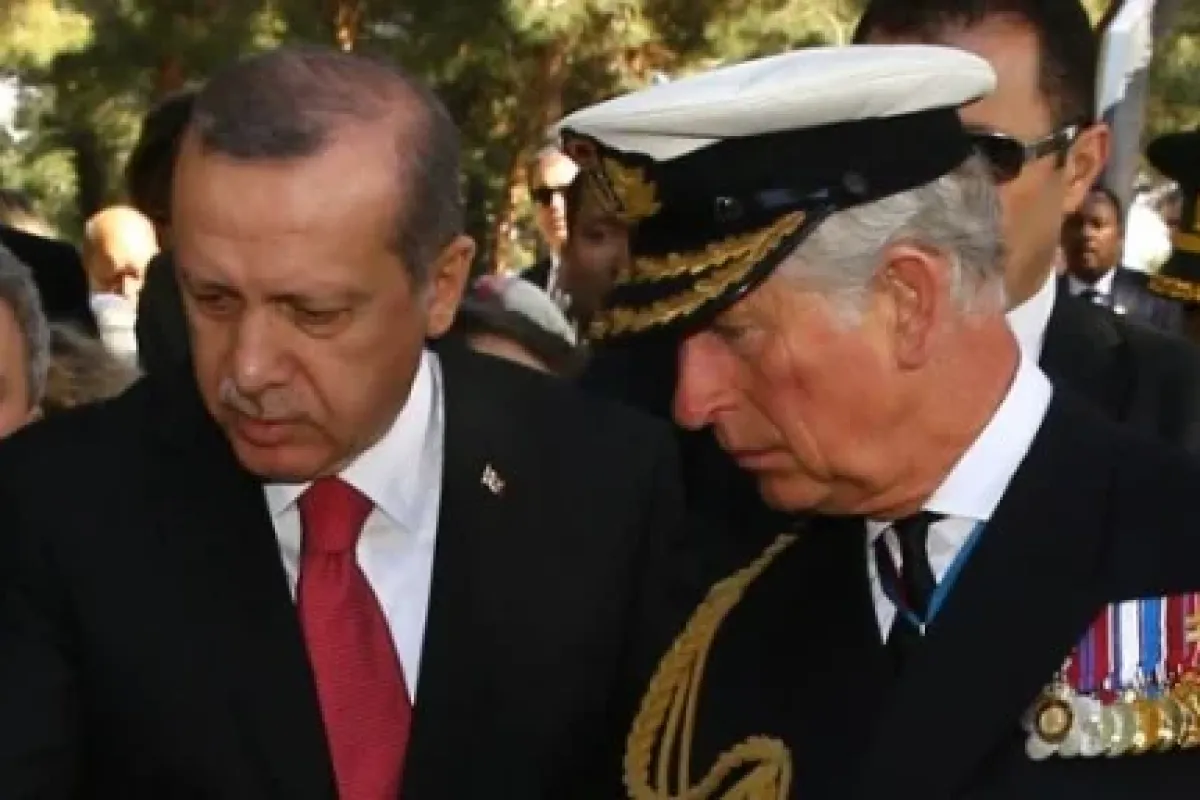 Erdoğan ve Prens Charles şehit mezarlarına karanfil bıraktı