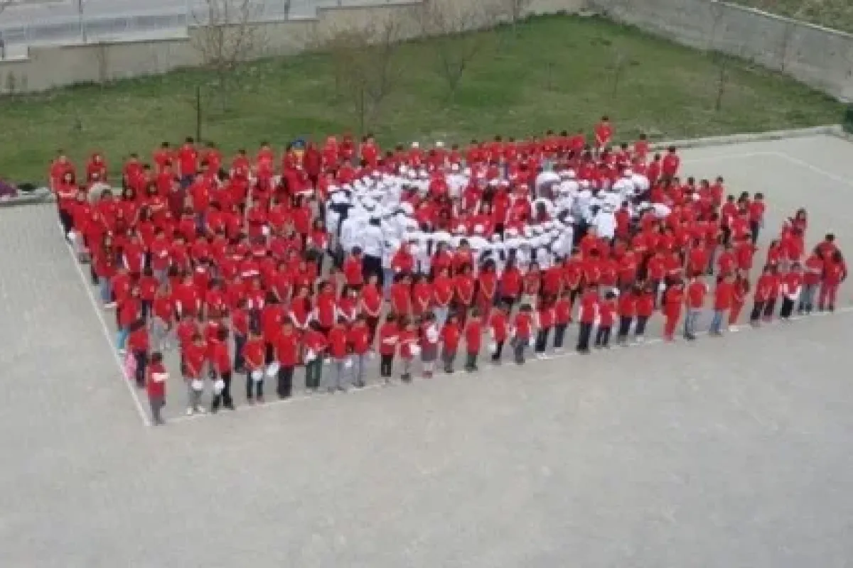 Öğrencilerden dev Türk bayrağı figürü