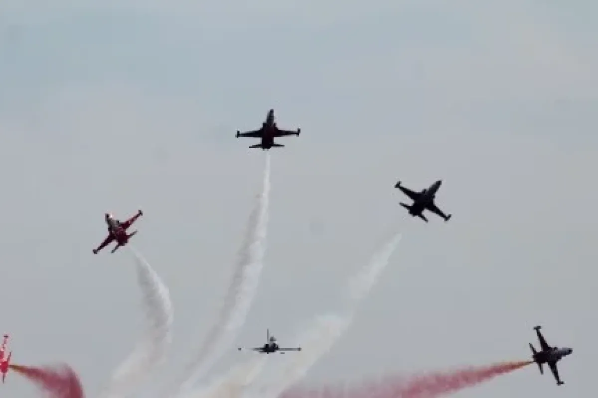 Türk Yıldızları’ndan nefes kesen gösteri