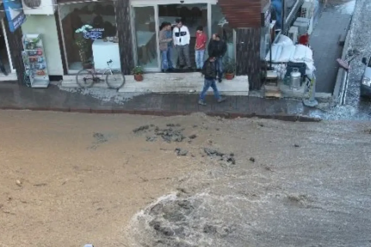 Boru patladı, cadde sular altında kaldı