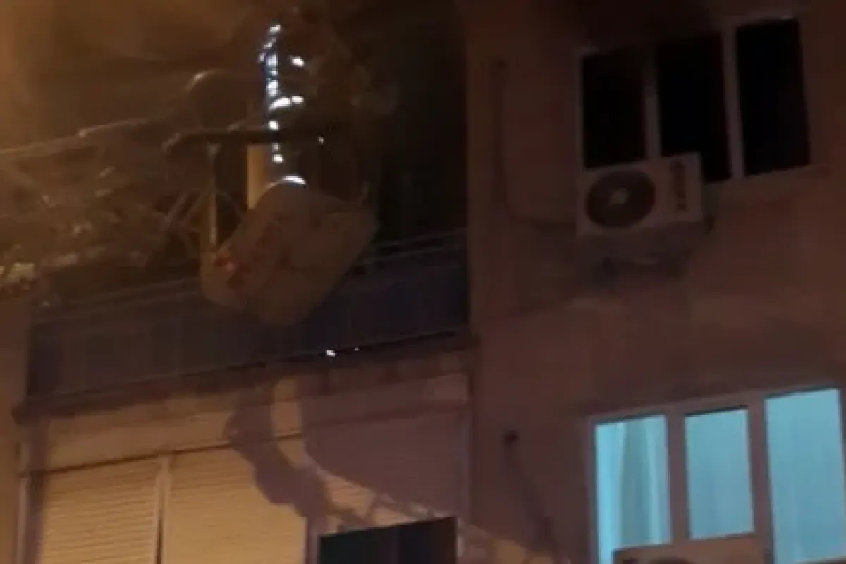 Komşunun evini benzin dökerek ateşe verdi