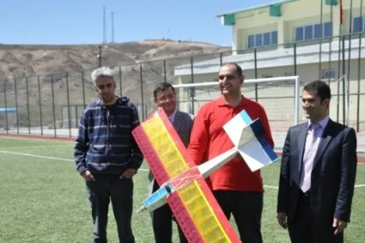 Öğrencileriyle birlikte insansız hava aracı üretti