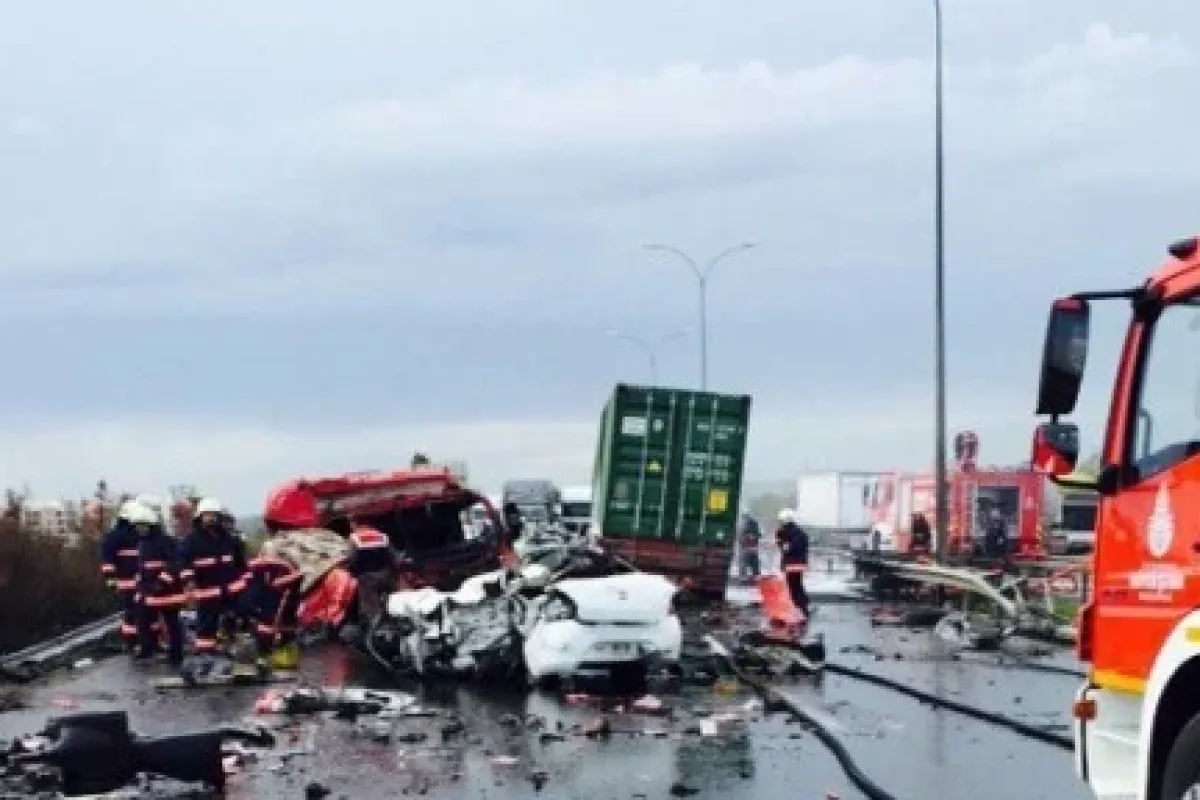İstanbul TEM otoyolunda feci kaza: 2 ölü