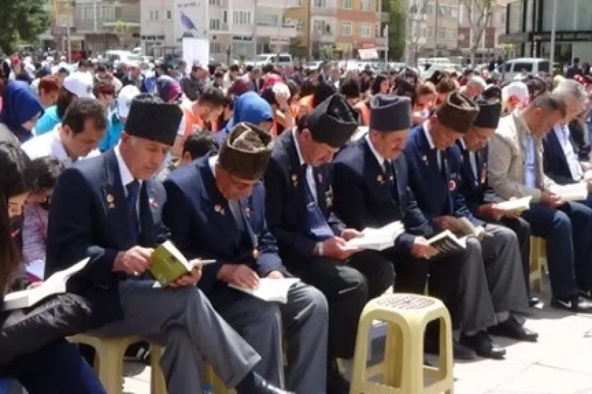 İki bin kişi aynı anda kitap okudu