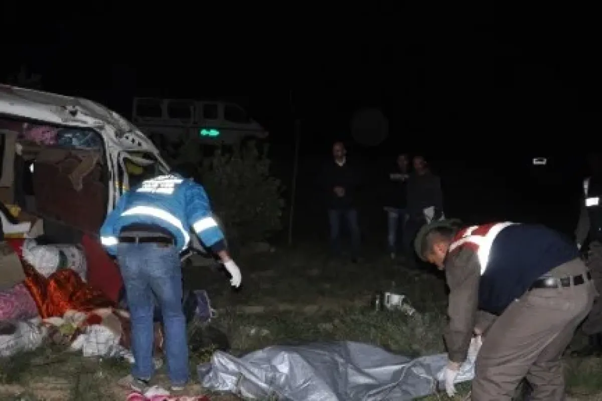 İşçileri taşıyan minibüs devrildi: 1’i bebek 3 ölü, 12 yaralı