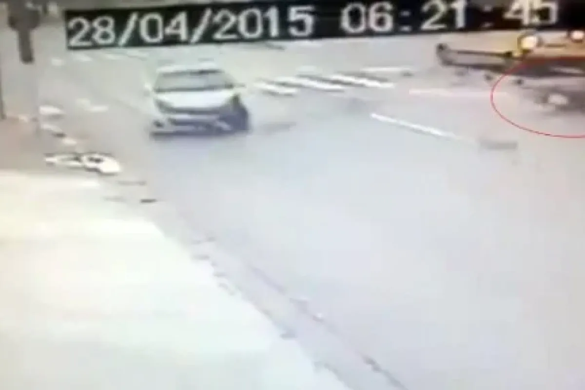 Motosiklet savruldu sürücüsü metrelerce uçtu