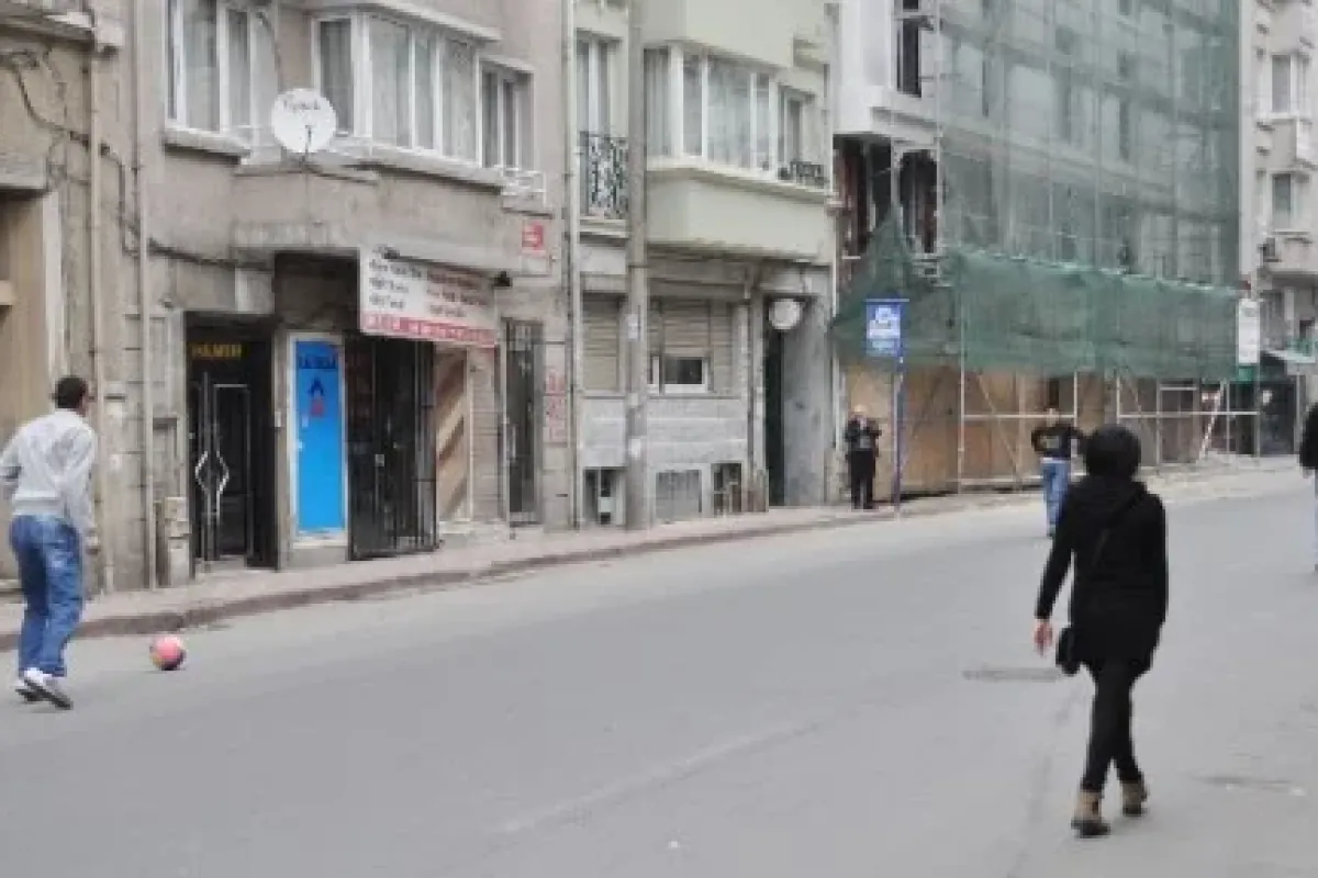 Kapanan yollar onlara kaldı