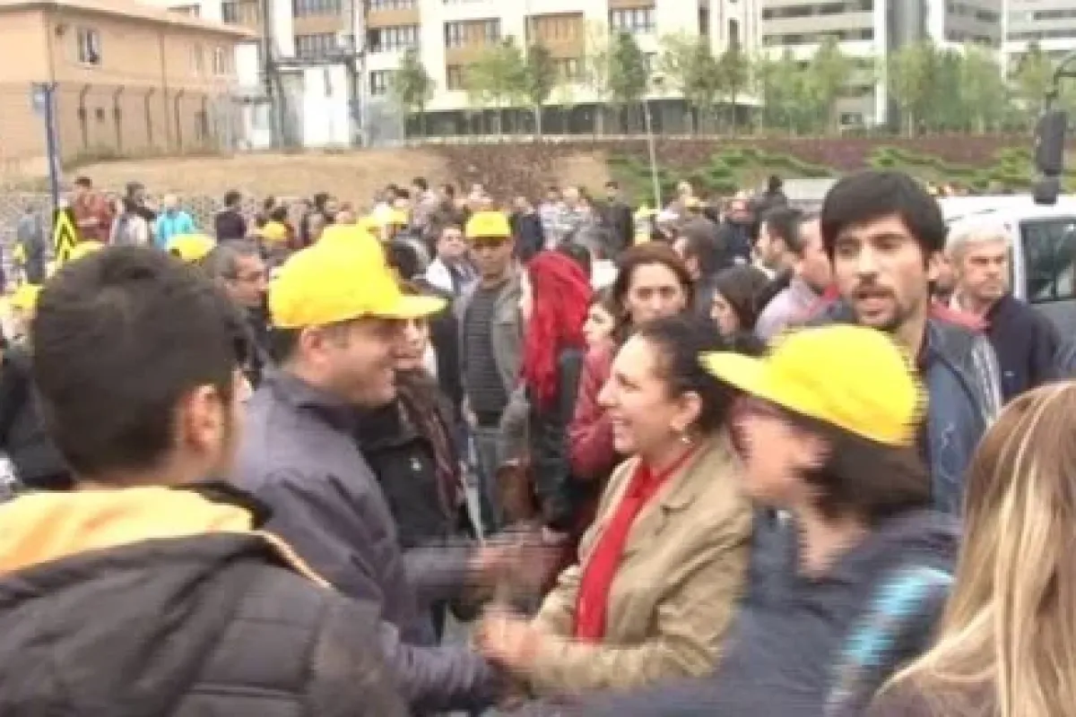 Polis barikatını otobüsle aştılar