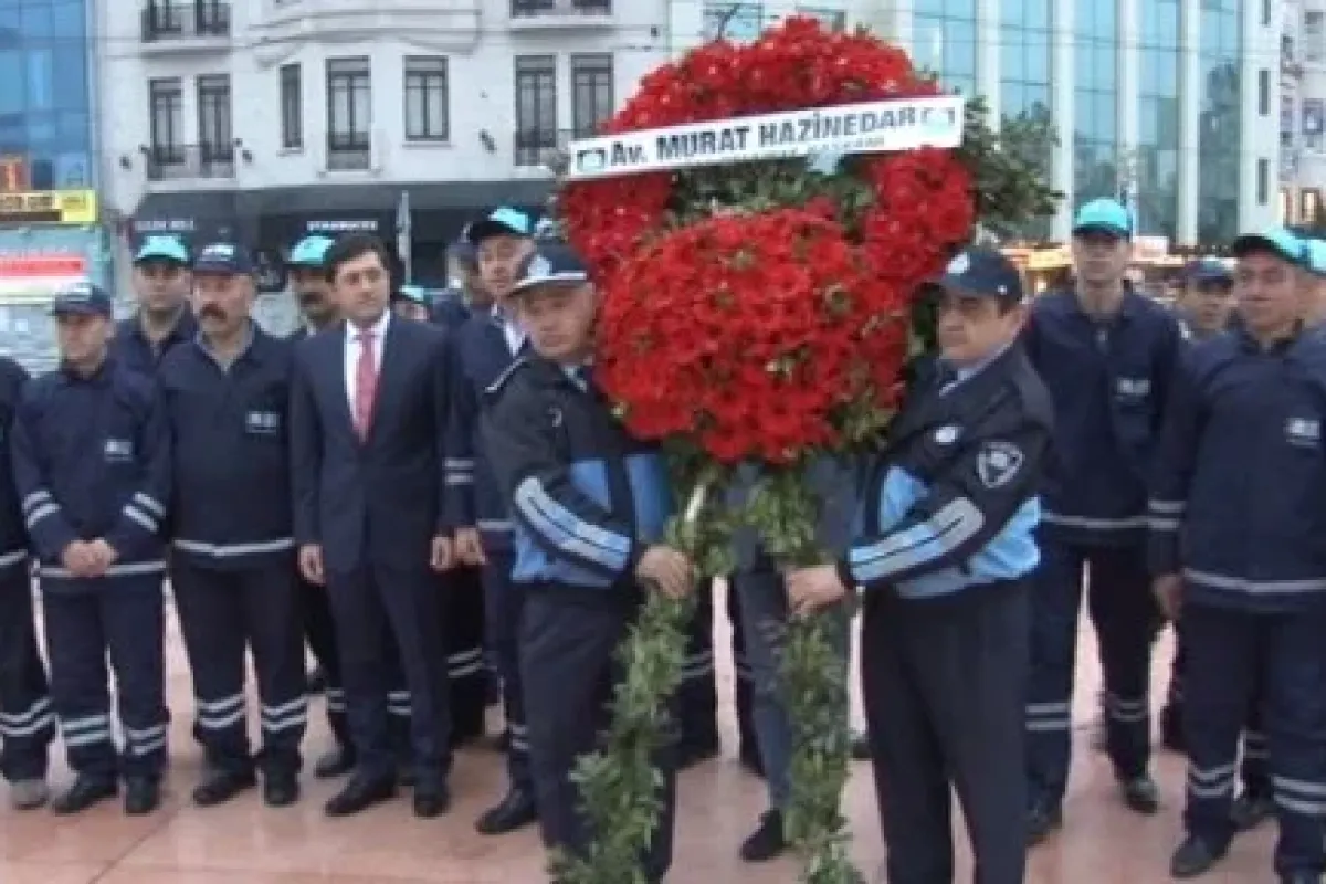 Taksim’e ilk çelenk bırakıldı