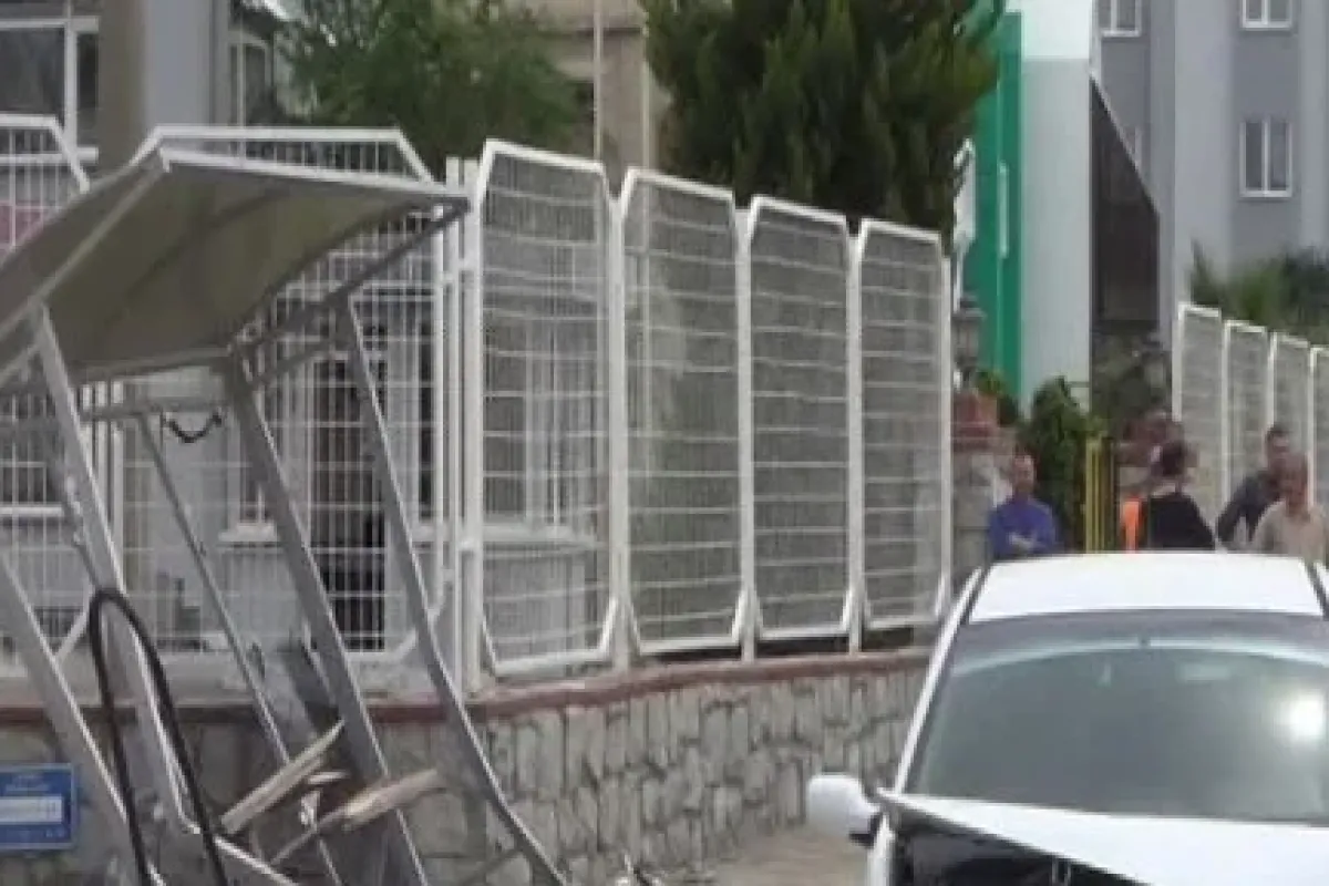 Ehliyetsiz sürücü durağa böyle daldı: 4 yaralı