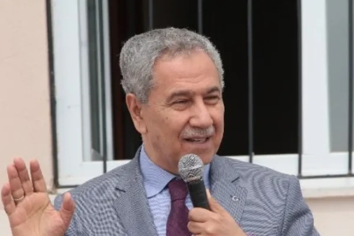 Mikrofonun azizliğine uğrayan Arınç, esprileri patlattı