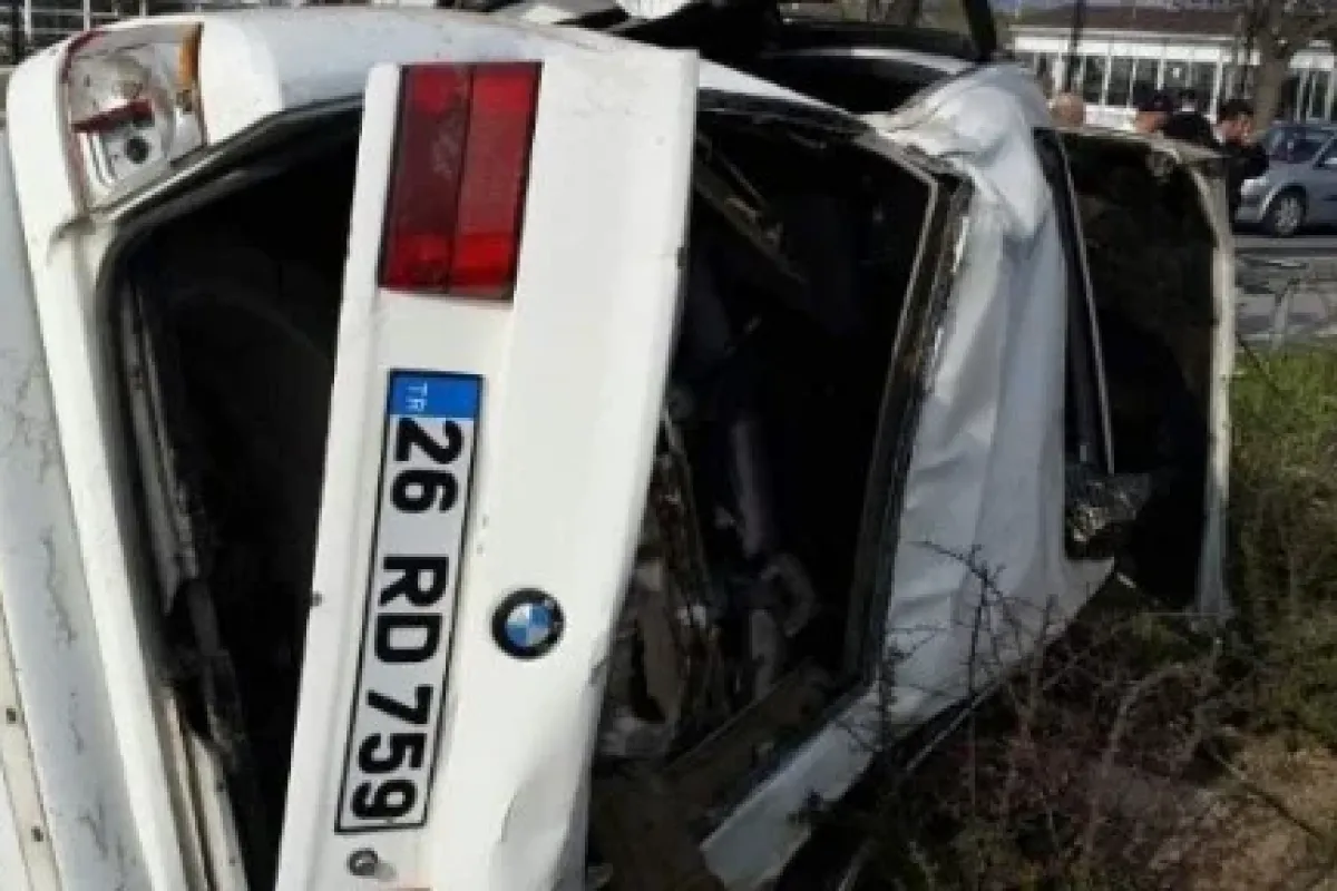 Otomobil refüje çarptı: 1 ölü 4 yaralı