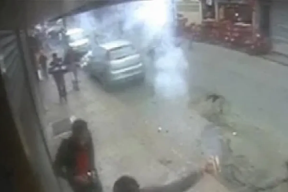 Polise kiremitli saldırı kamerada