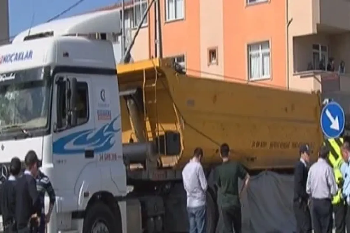 Kırmızı ışıkta geçen hafriyat kamyonu 2 kişiyi ezdi