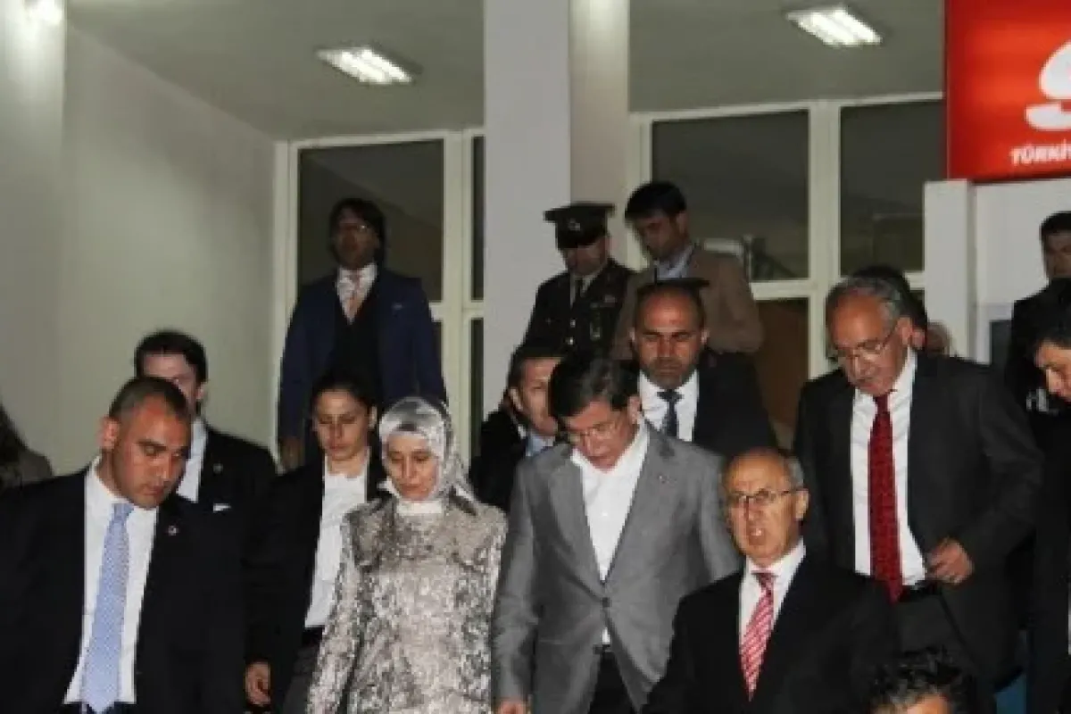 Davutoğlu MHP seçim bürosunu ziyaret etti