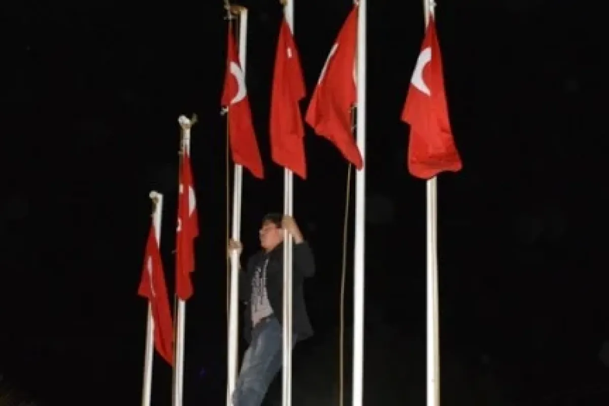 Mustafa Ceceli konserinde Türk bayrağını indirme girişimi