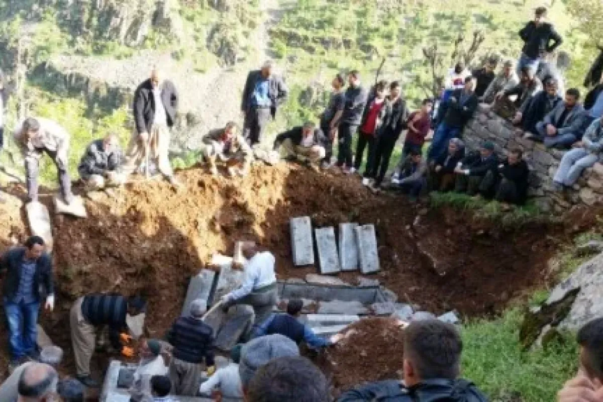 Zap suyuna düşenler toprağa verildi