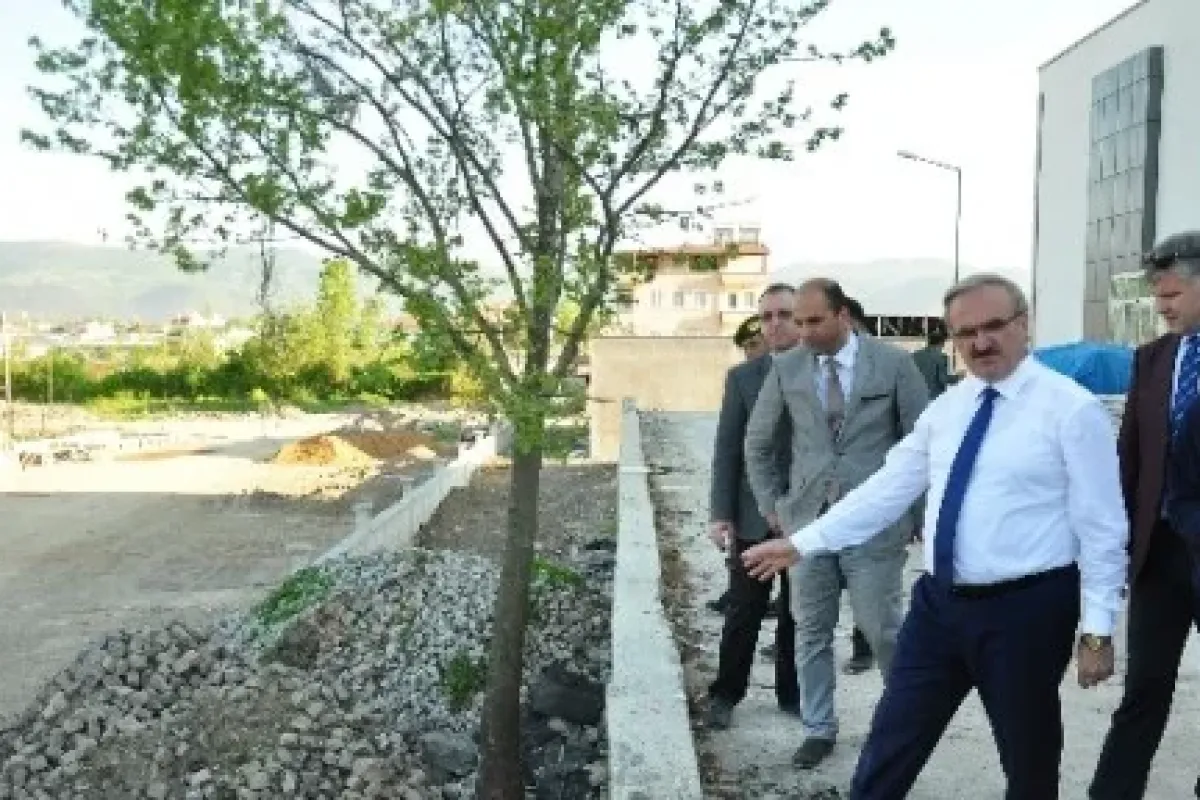 İnşaatı beğenmeyen validen fırça: “Sizi buraya gömerim”