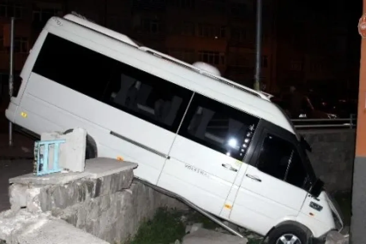 Minibüs böyle asılı kaldı: 2 yaralı