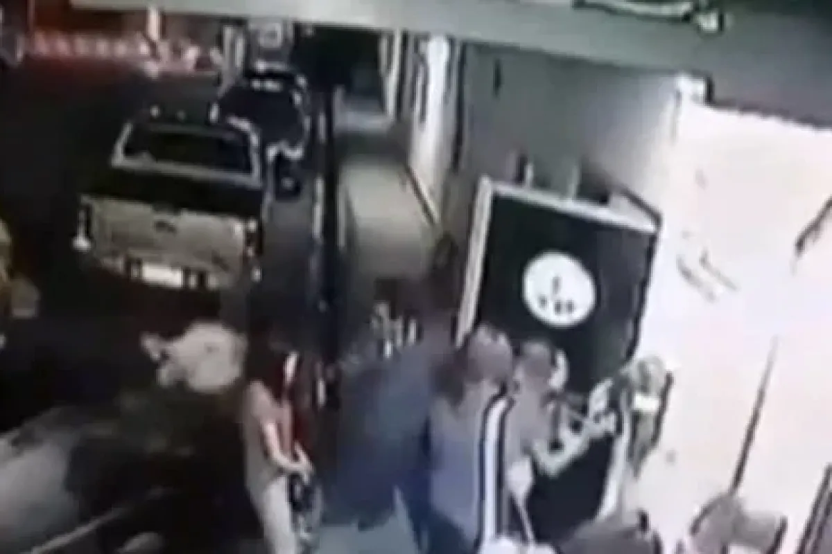 Otomobil kalabalığa böyle daldı