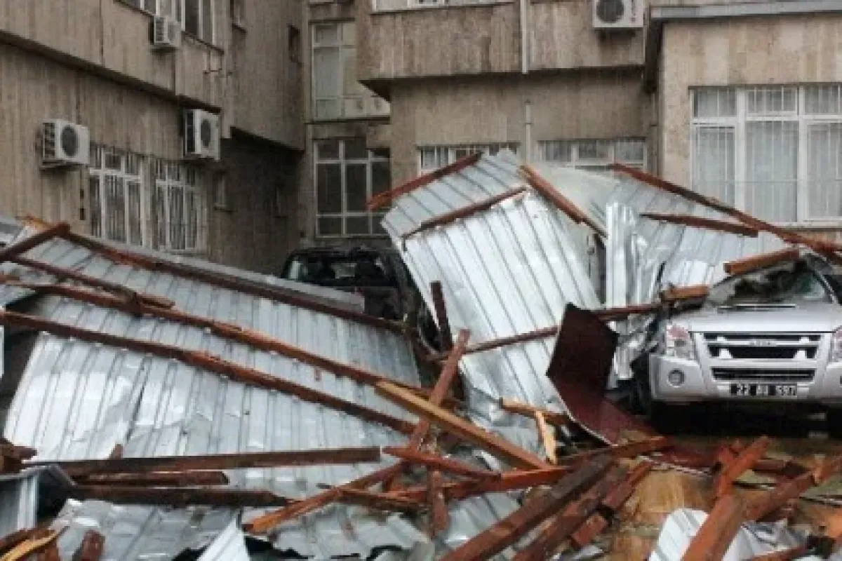Çatılar uçtu, ağaçlar apartmanlara devrildi !