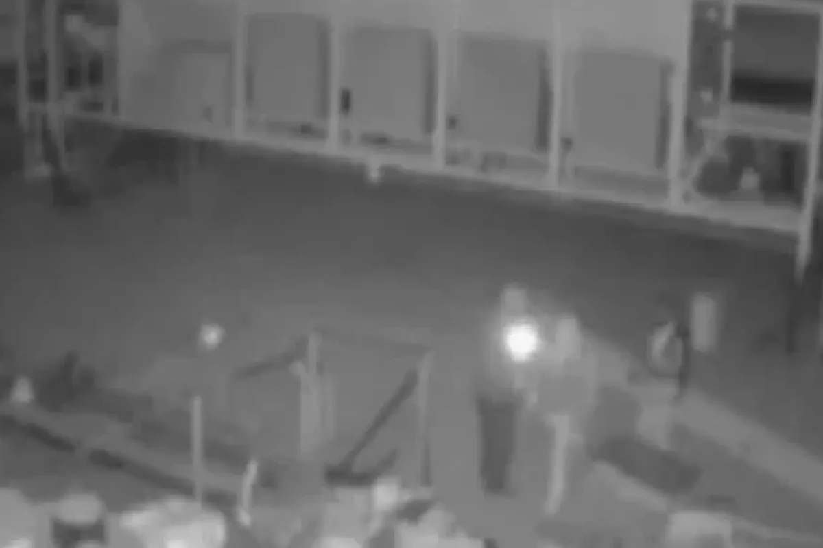 Sopalı hırsızların görüntüleri kamerada