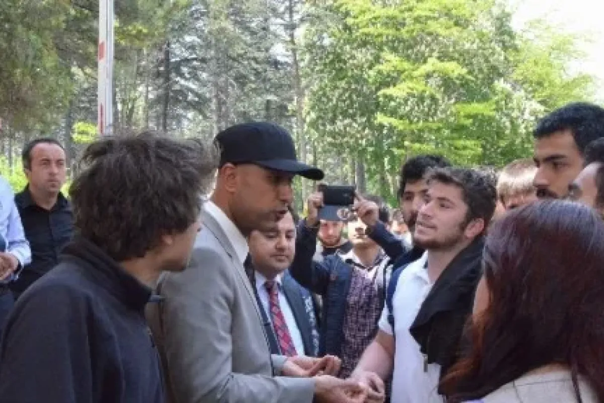 AK Parti pankartına bile tahammül edemediler