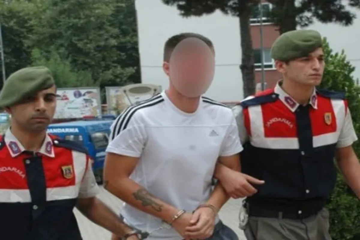 Öldürülen gencin annesi sanığın yüzüne tükürdü