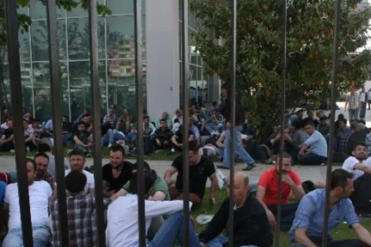 Otomobil devinde işçilerin eylemi sürüyor