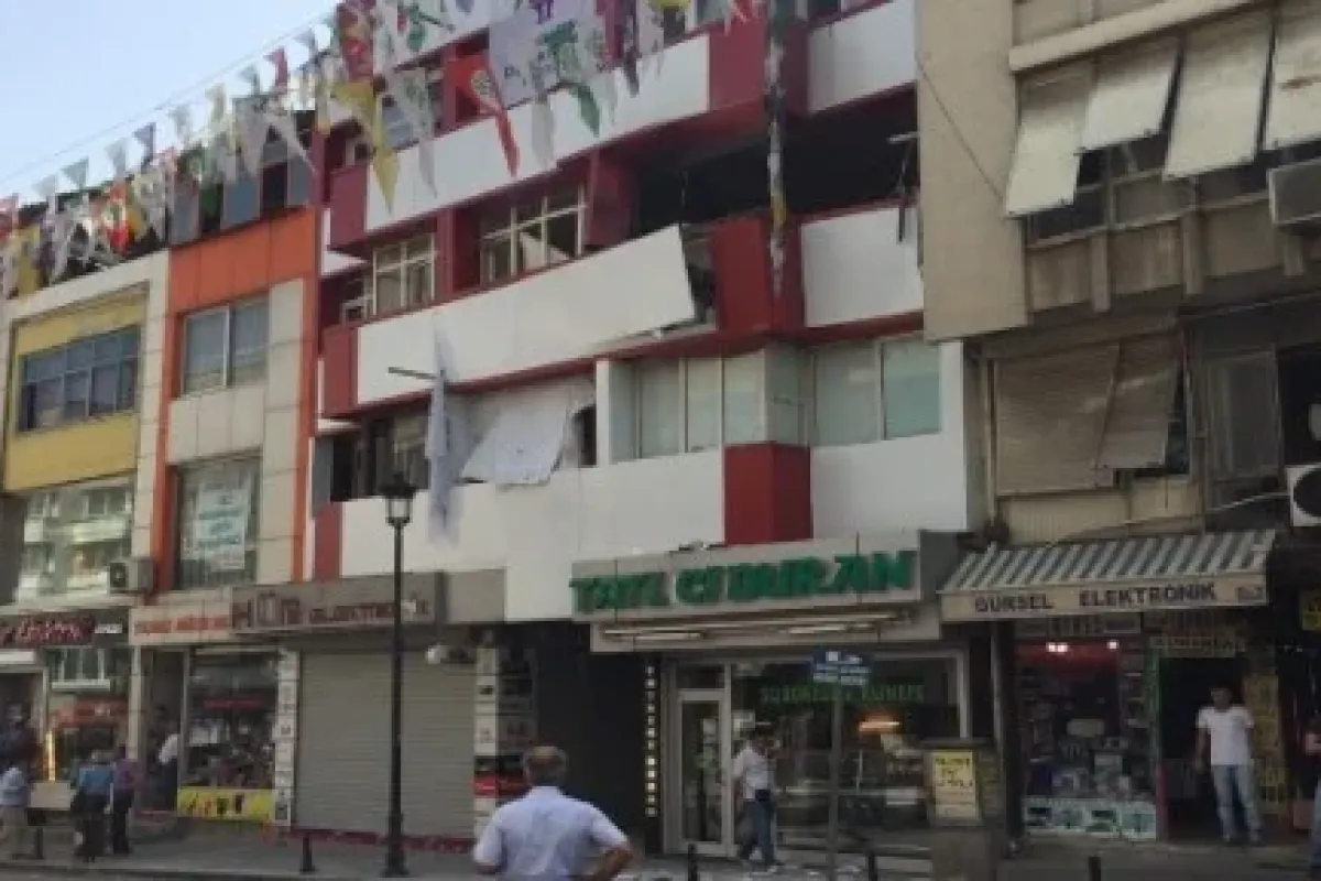 HDP binalarında patlama: 2 yaralı
