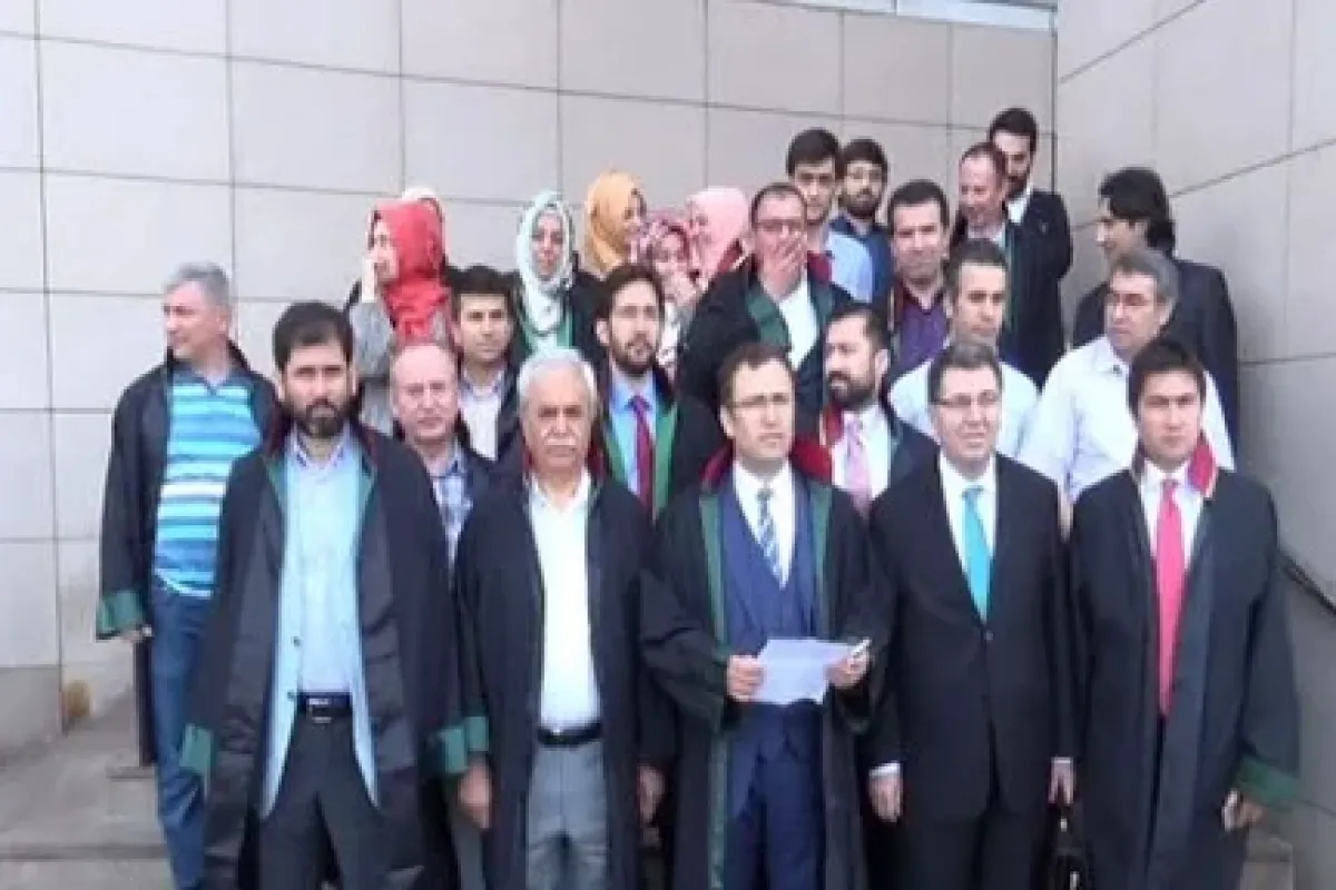 Mursi’ye avukatlardan destek