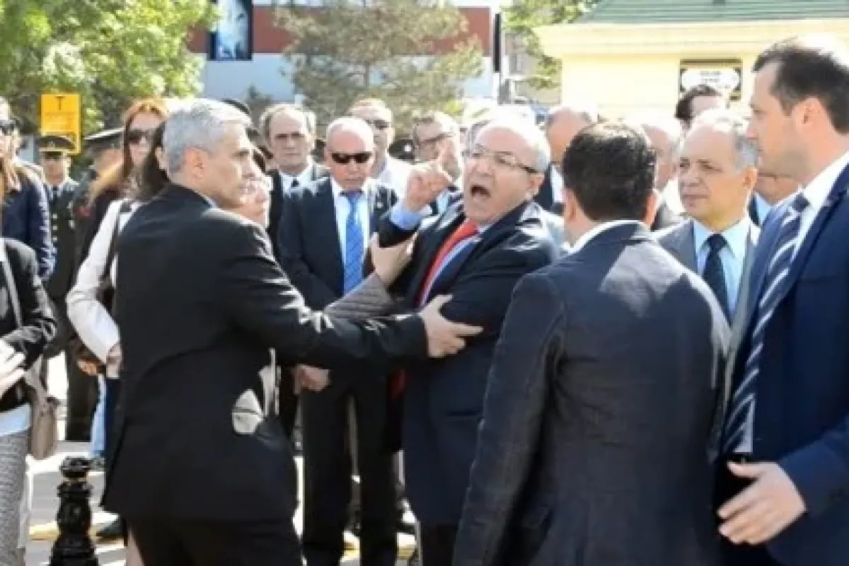 19 Mayıs kutlamalarında ’siyasi bayrak’ krizi