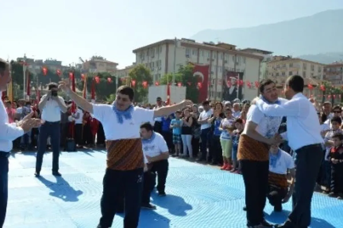AK Partili ve CHP’li vekil karşılıklı kolbastı oynadı