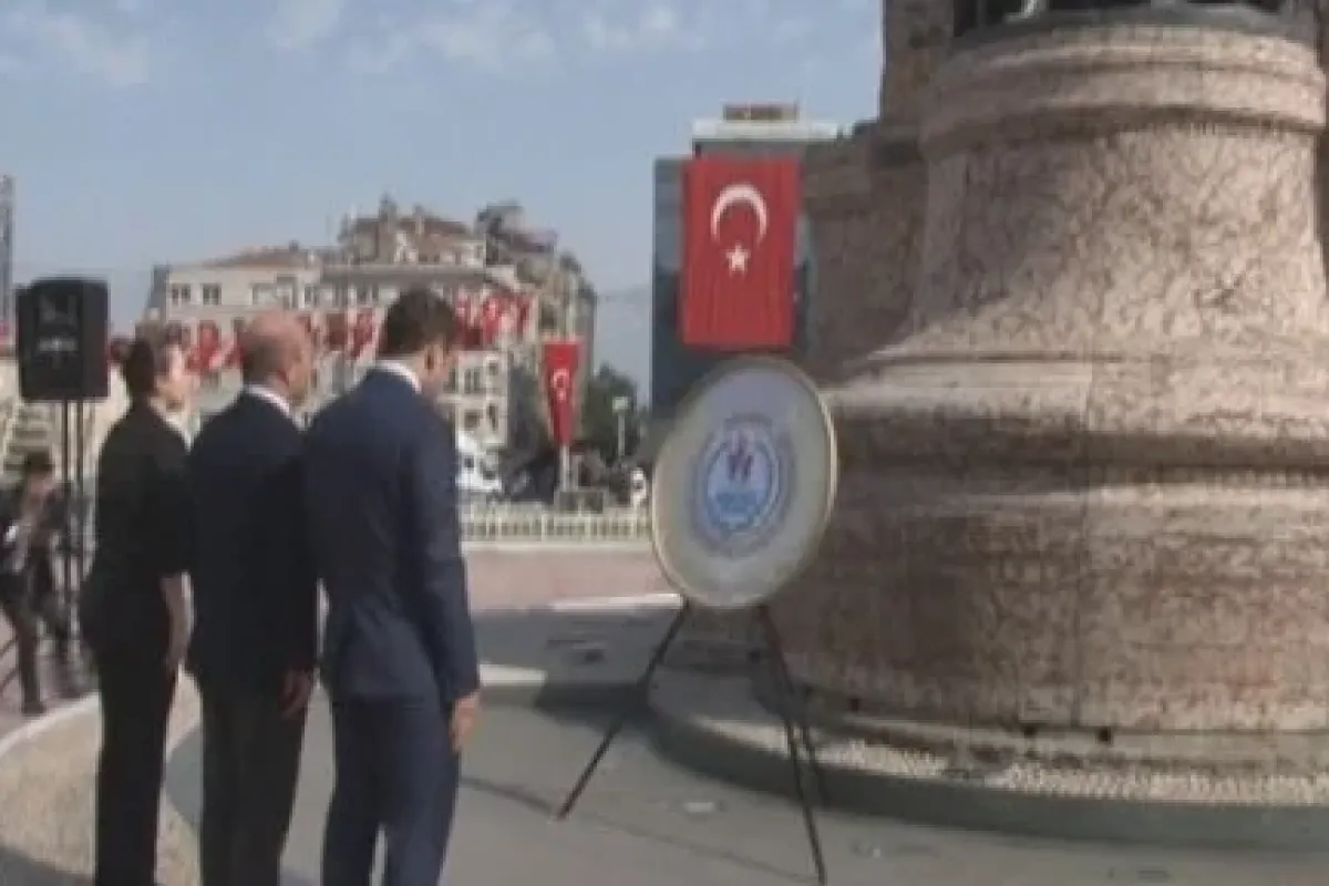 Taksim’deki Cumhuriyet Anıtı’na çelenk bırakıldı