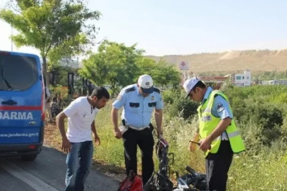 Kamyonla çarpışan motosikletli otobüsün altında kaldı