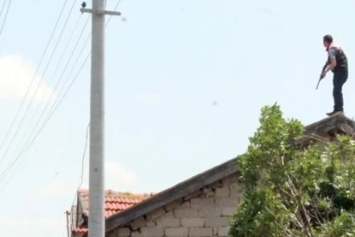 Babası darp edilince pompalı tüfekle çatıya çıktı