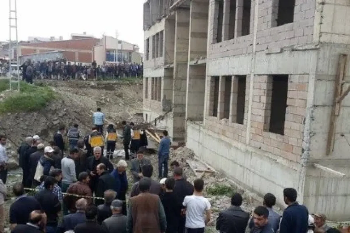 İnşaat iskelesi çöktü: 1 ölü, 2 yaralı