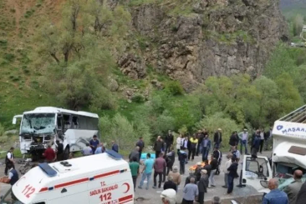 Midibüs kamyonla çarpıştı: 2 ölü, 21 yaralı