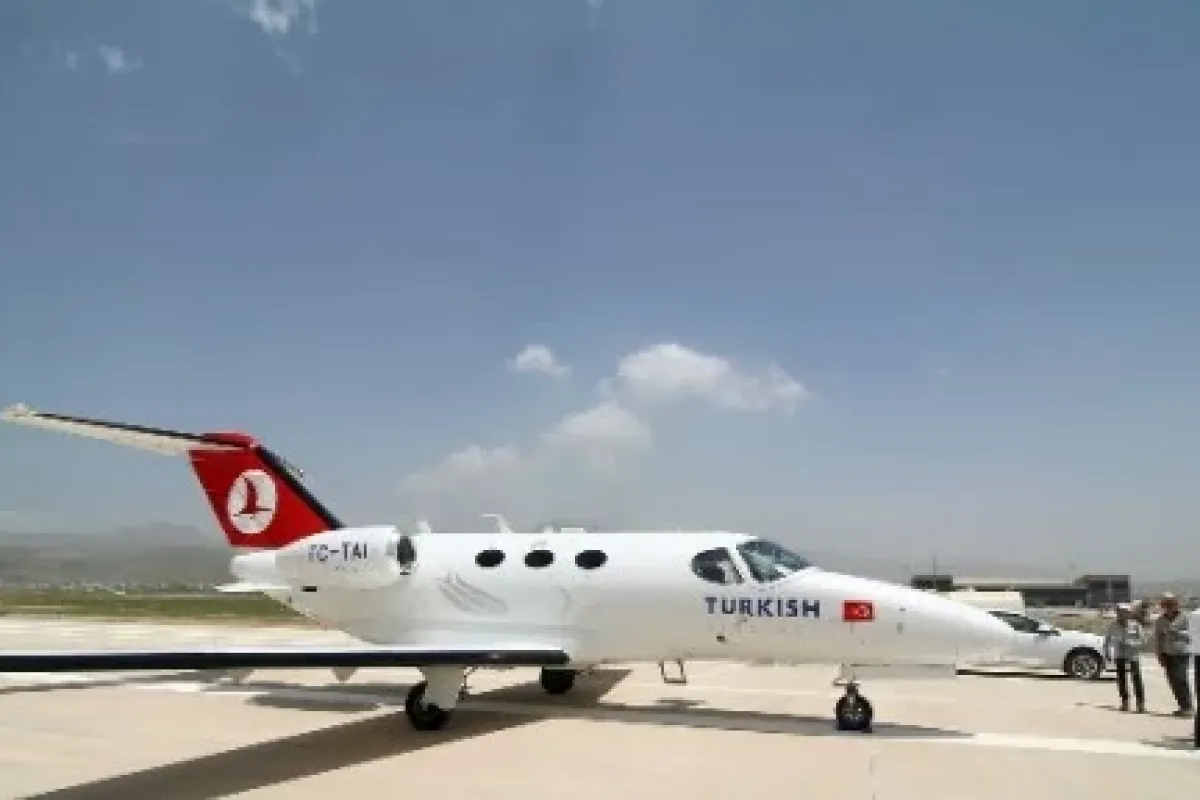 Yüksekova’ya ilk uçak indi