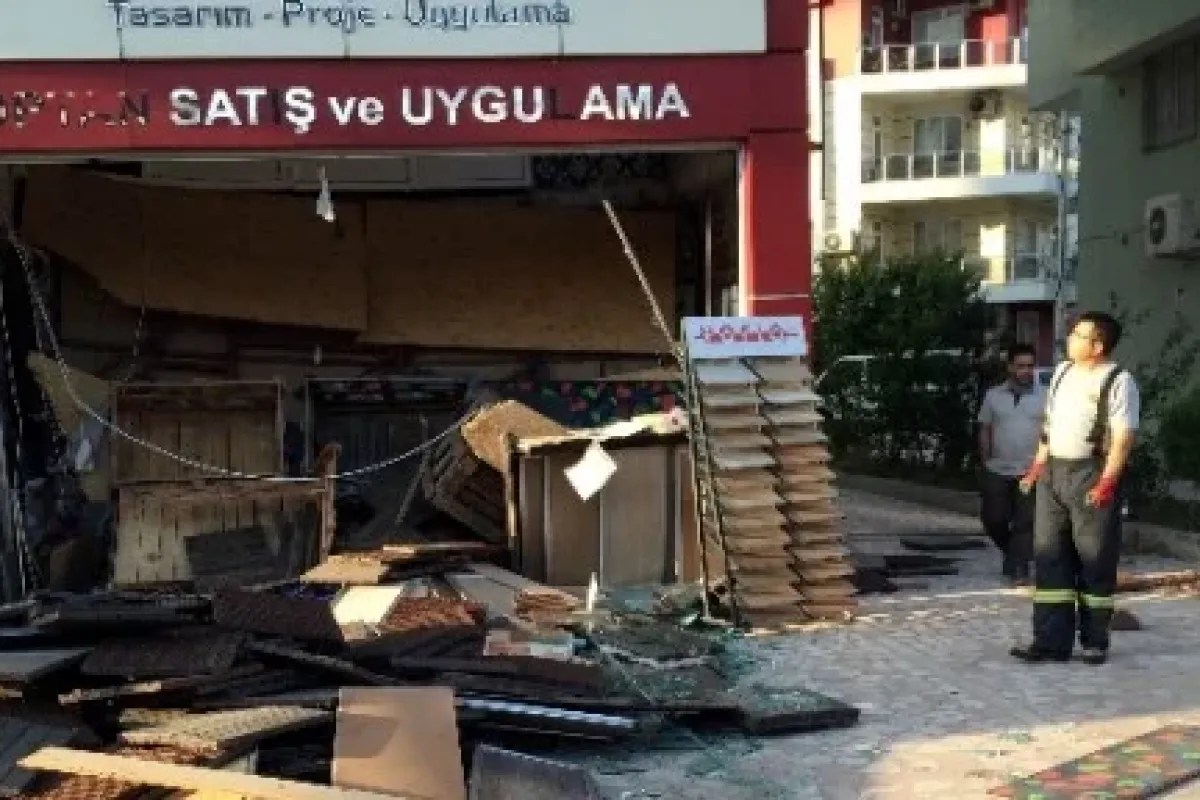 Asma tavan çöktü: 3 yaralı