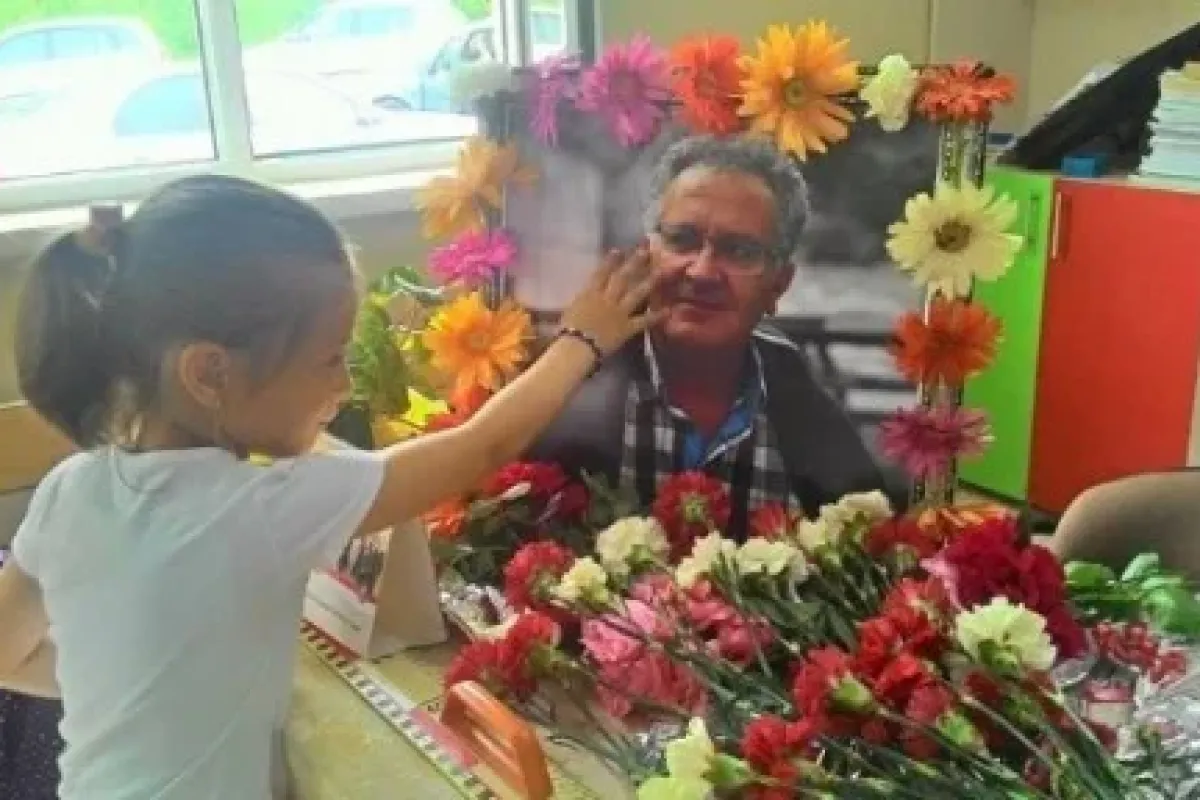 Döve döve öldürülen öğretmenin sınıfında hüzünlü tören