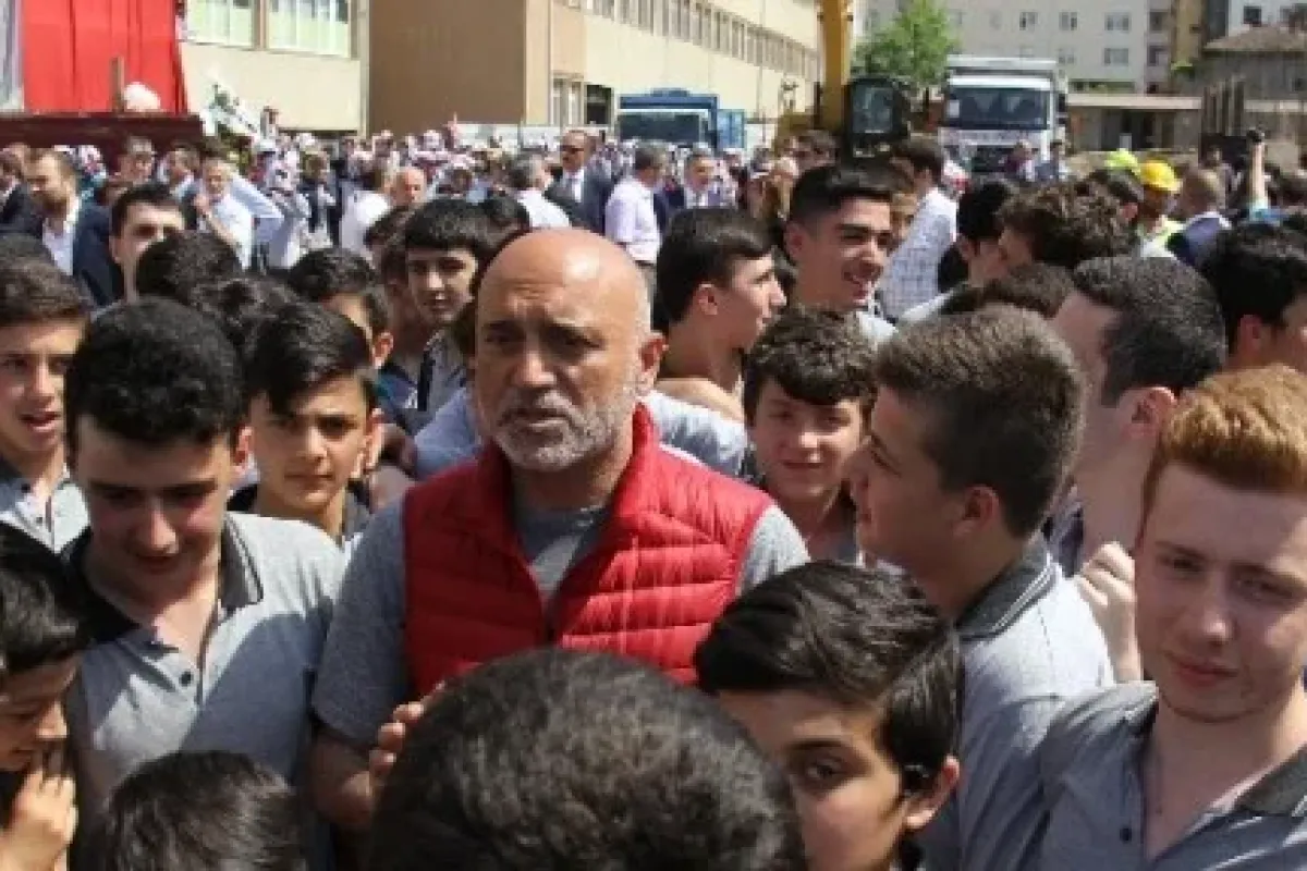 Hikmet Karaman çocukların arasında kaldı