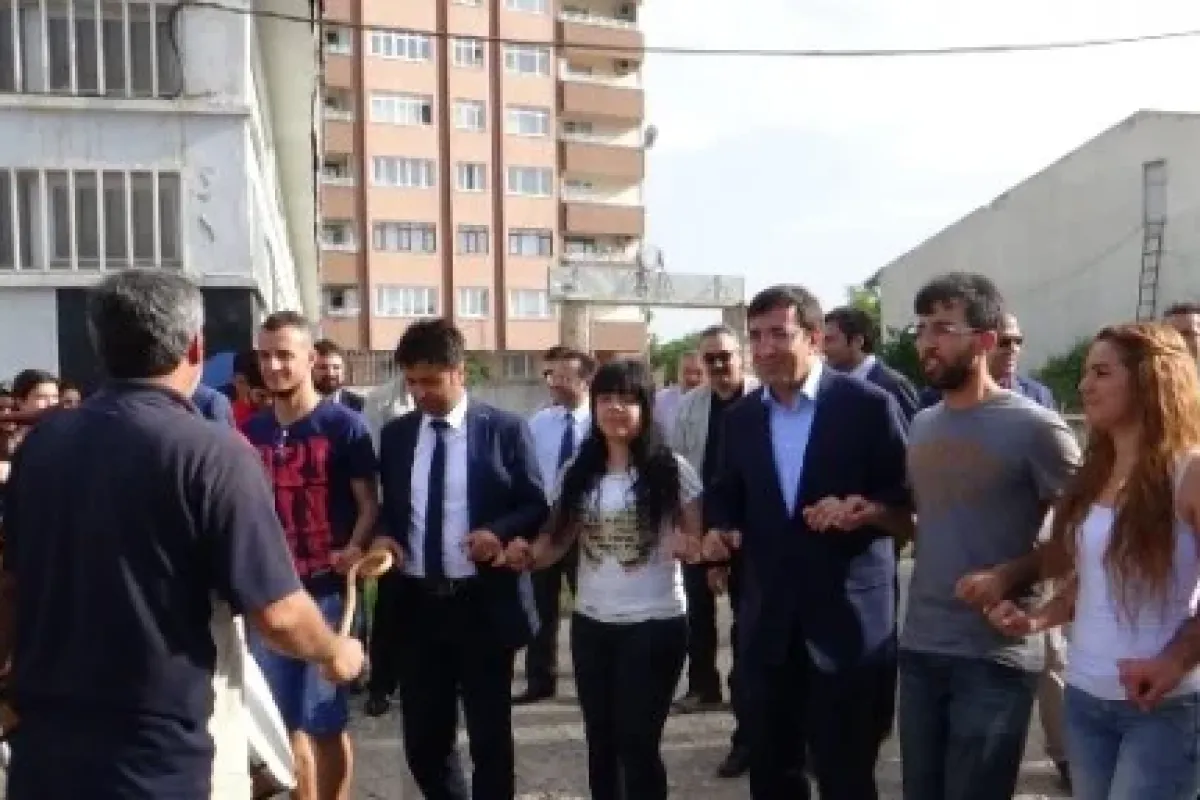 Bakan Yılmaz, gençlerle halay çekti