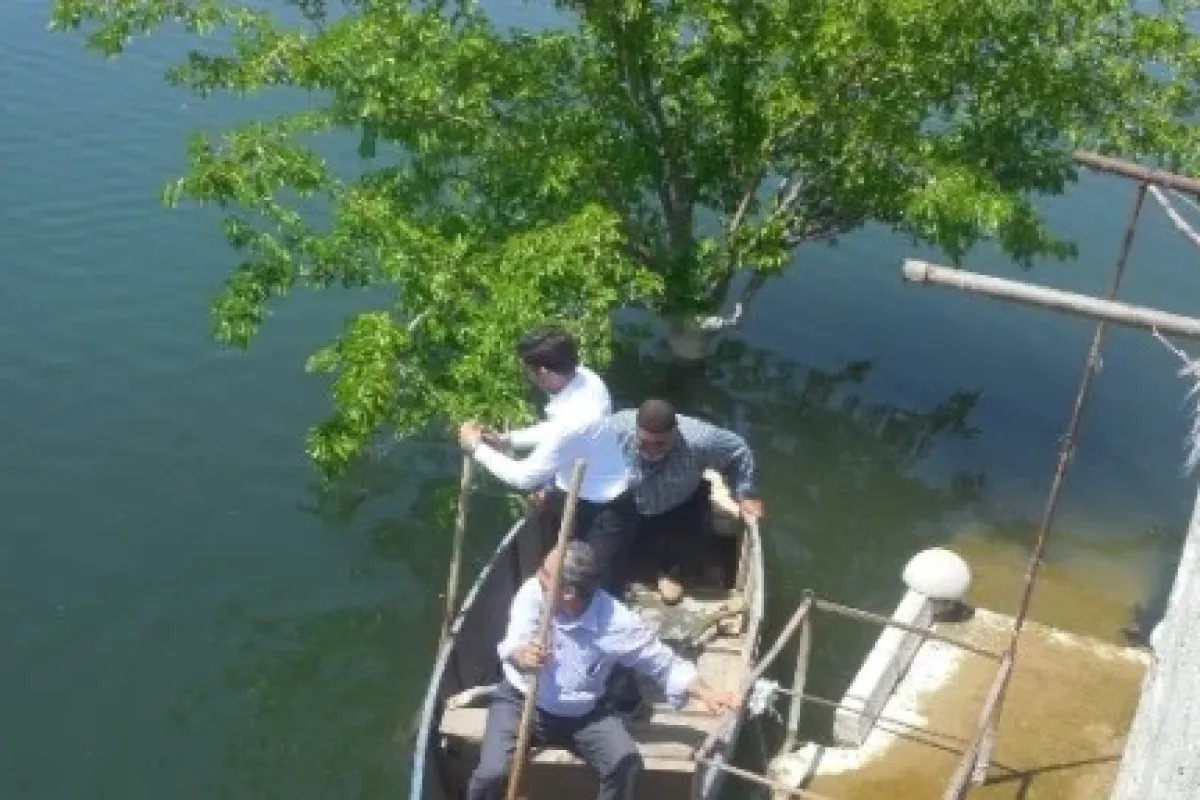 Evlerine kayıkla gidiyorlar