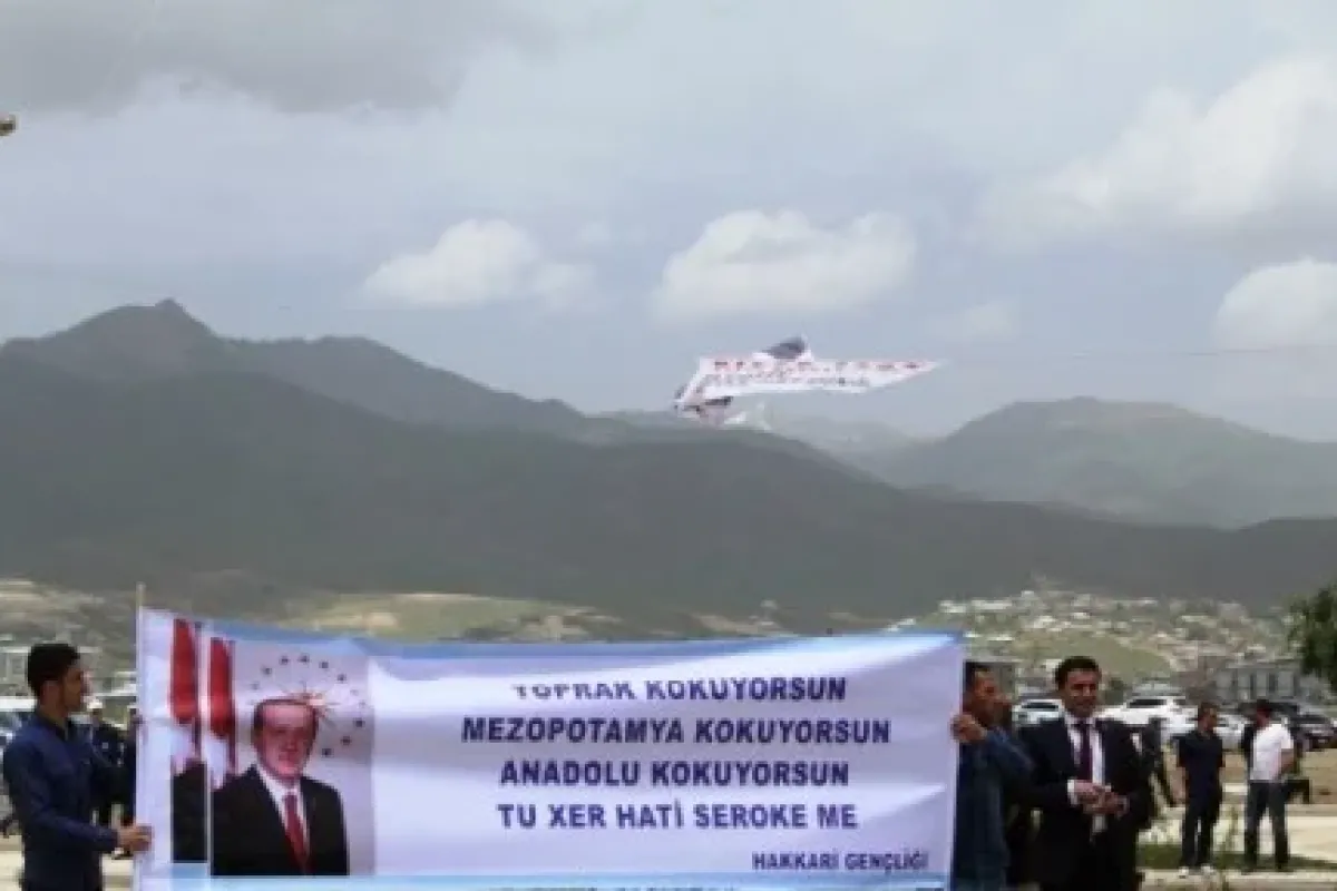 Tarihi açılışta pankartlar dikkat çekti