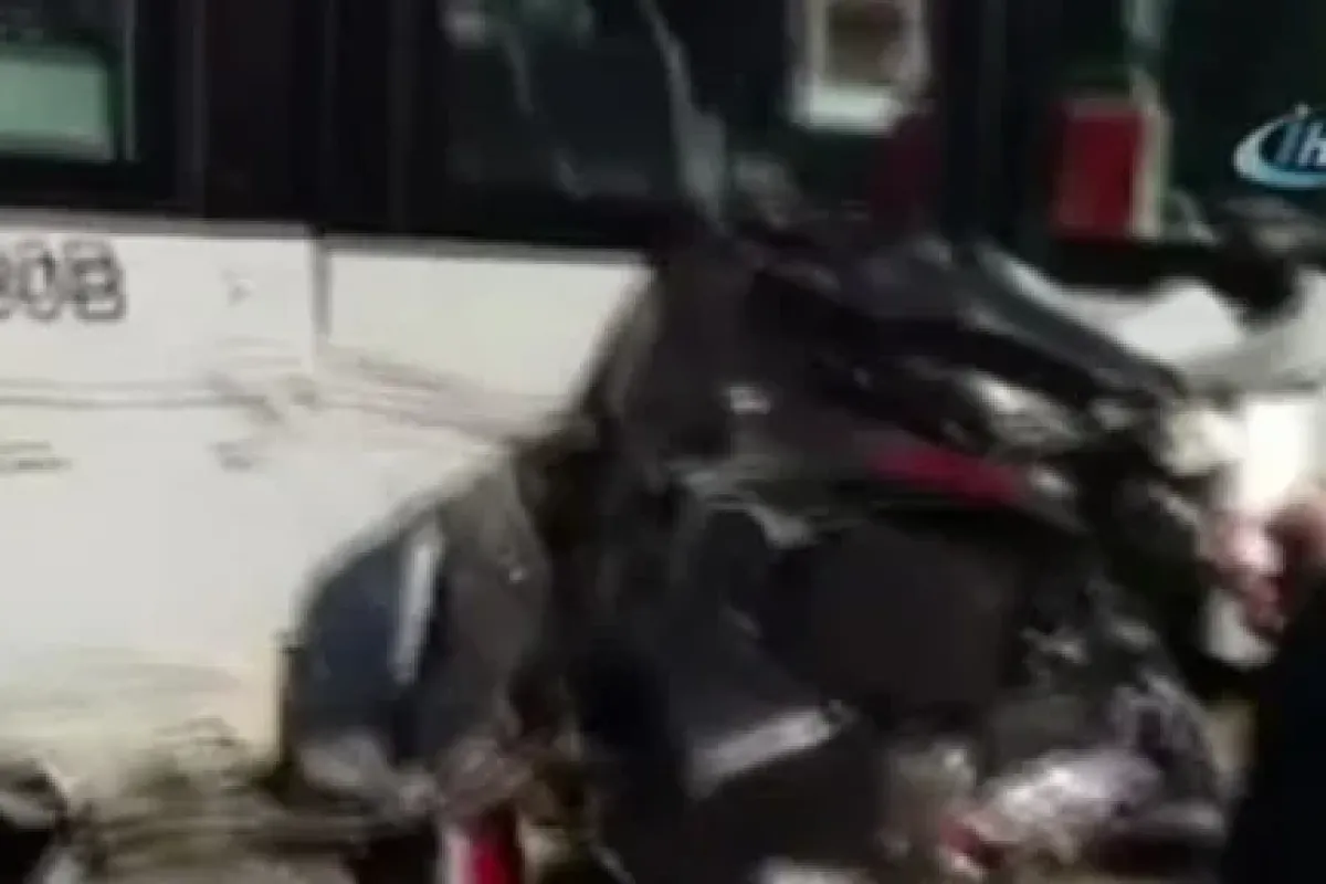 Tramvayla otomobil kafa kafaya çarpıştı: 2 yaralı