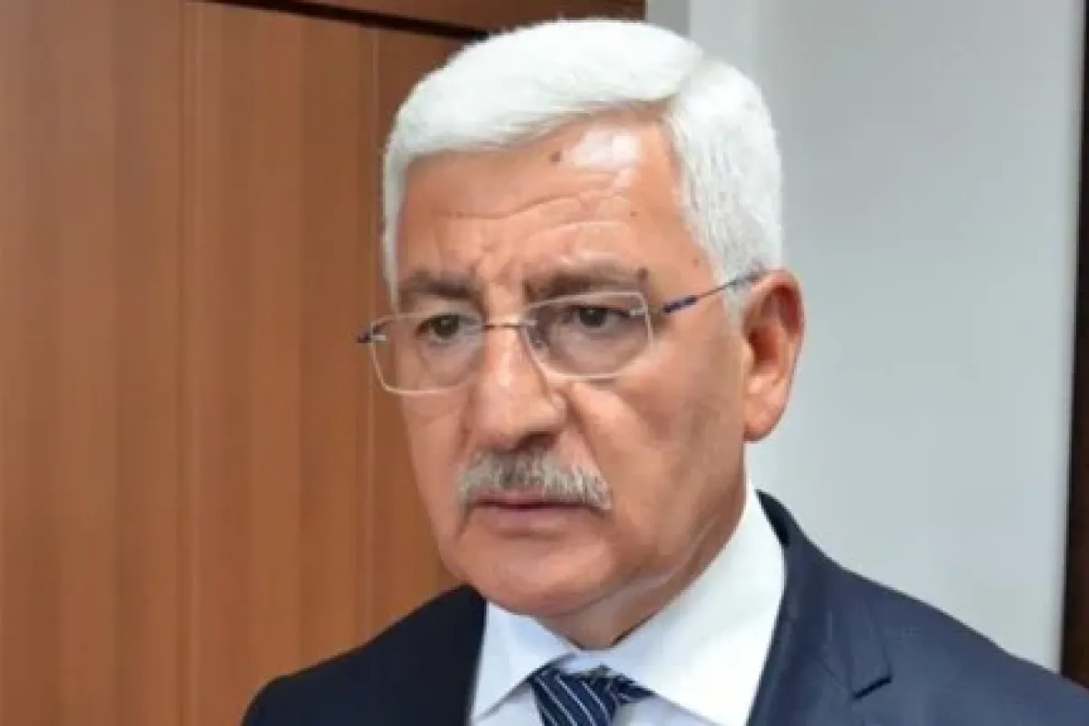Öğrencilerin başlarından para saçan müdüre soruşturma