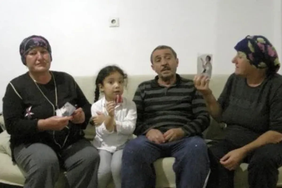 Kayıp torunlarından iyi haber bekliyorlar