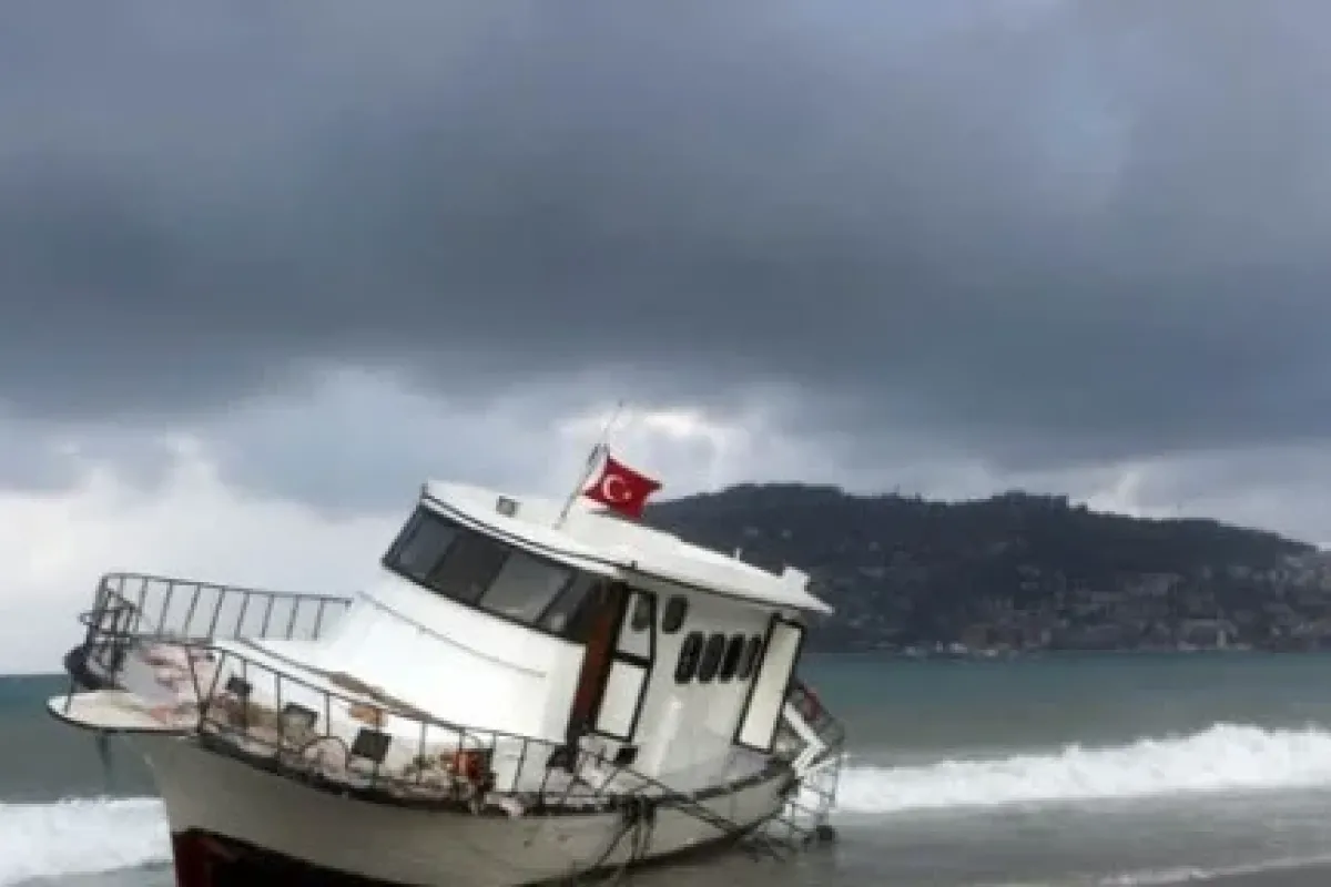 154 mültecinin bulunduğu tekne karaya vurdu